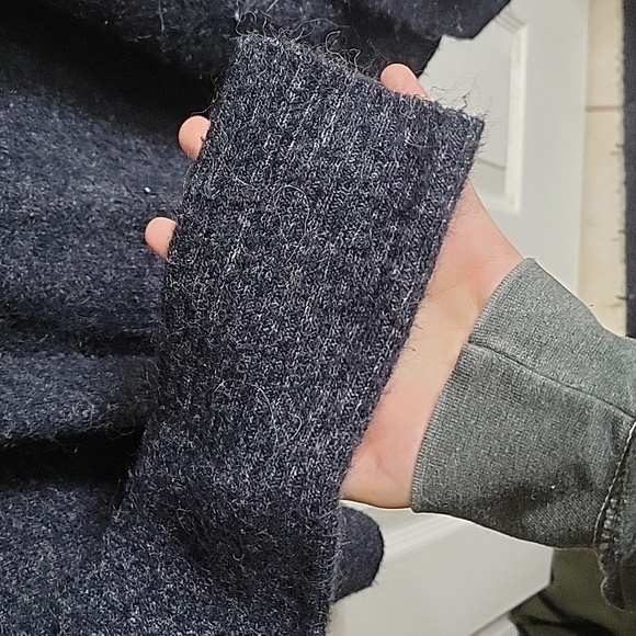 Abercrombie & Fitch Chenille Embroidered Moose Emblem Cardigan - Picture 7 of 9